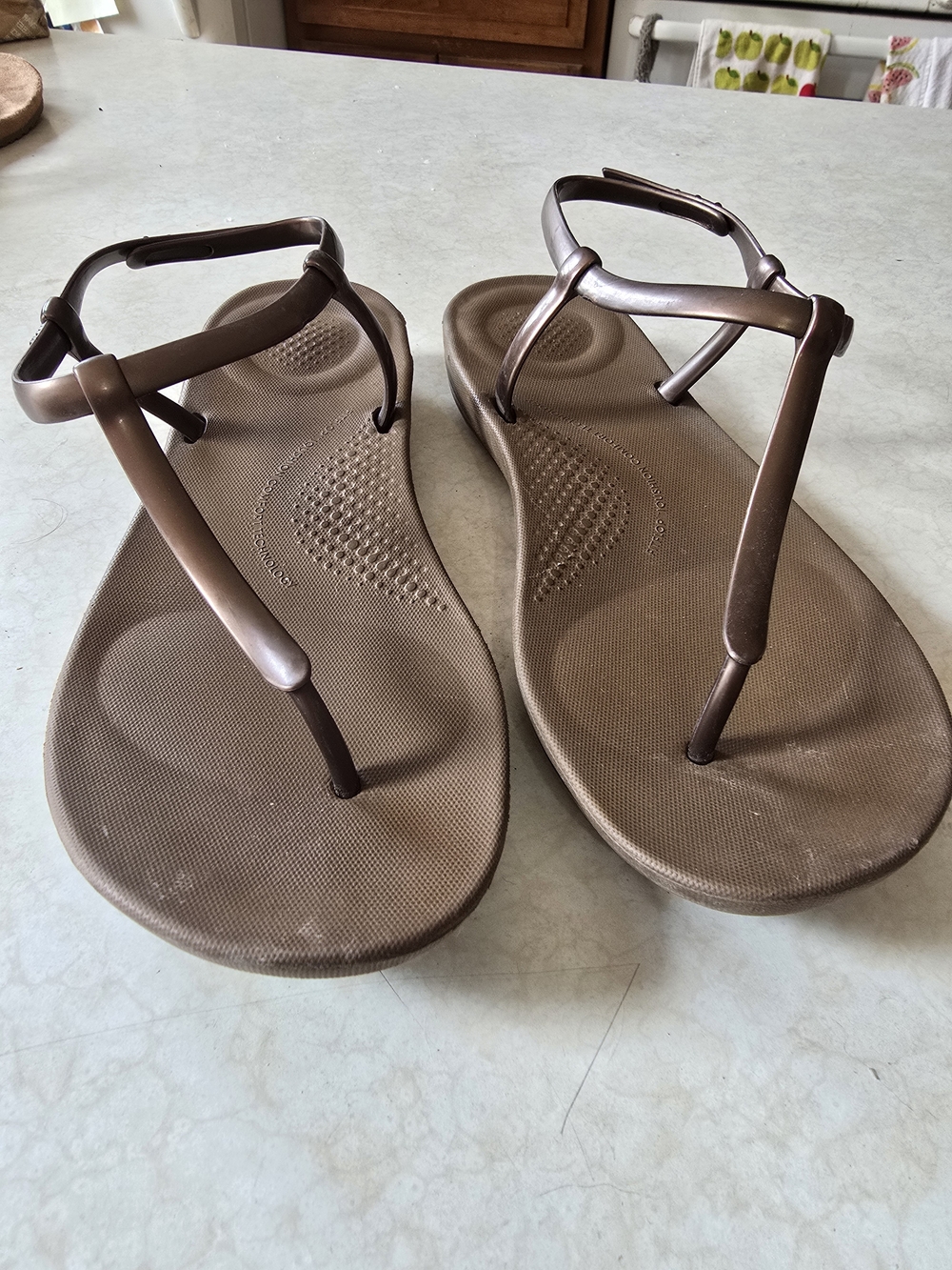 FitFlop IQUSHION Splash T-Bar Strappy Flat Sandals, Size 9, Bronze/Brown